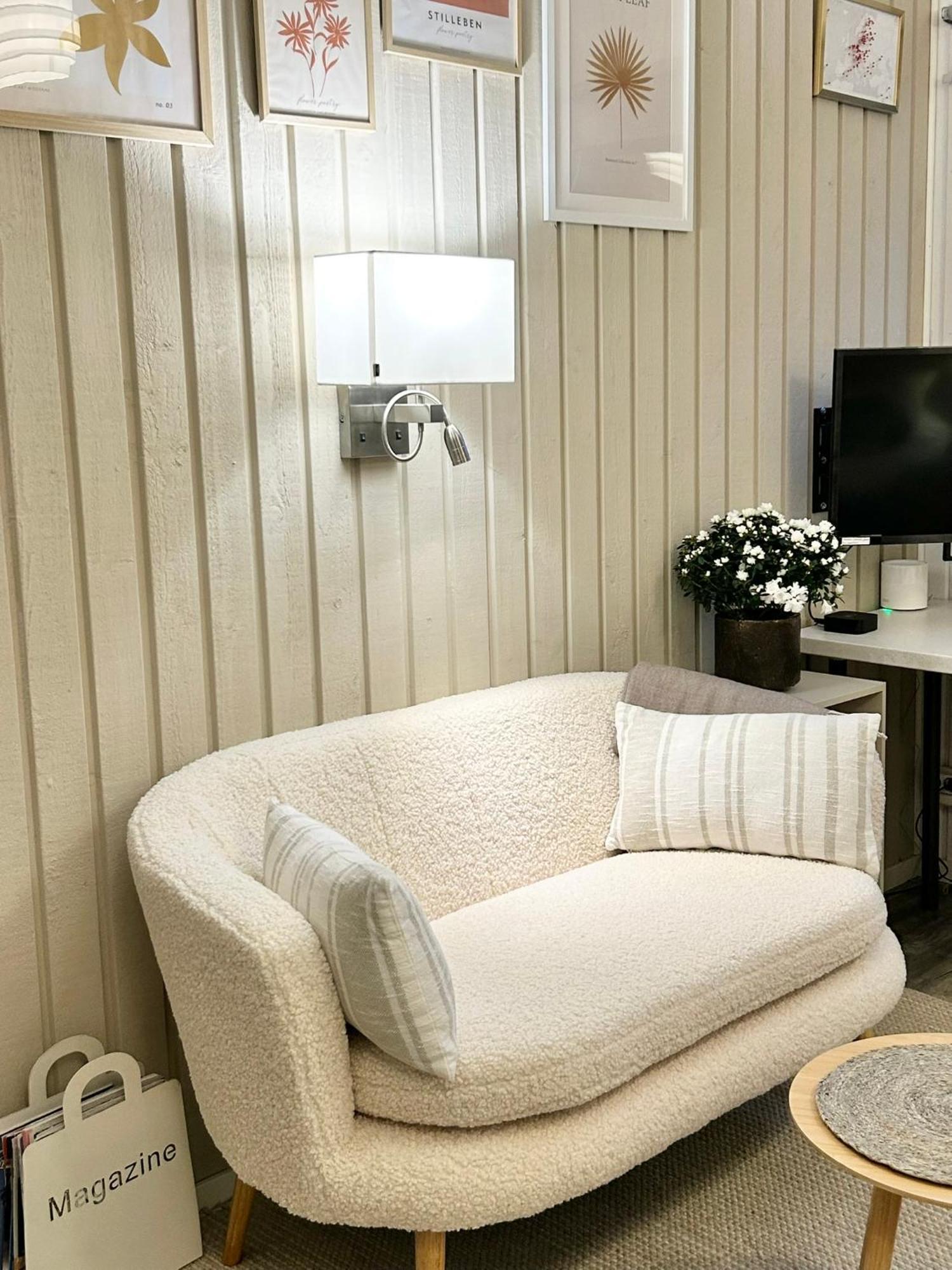 Lilla Huset Bed & Breakfast - Countryside Guesthouse, Free Parking Örebro Exterior foto